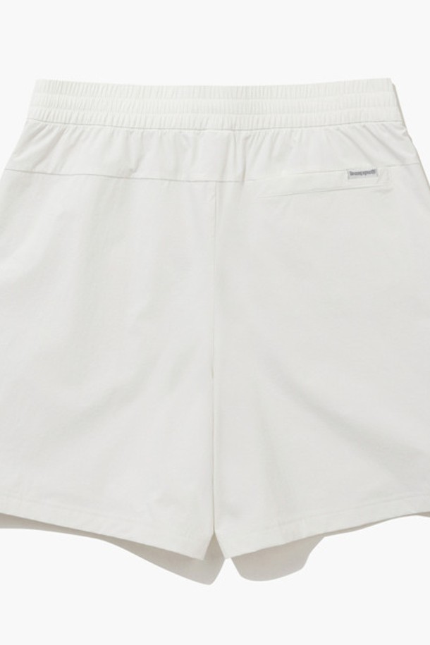 유니 씬플렉스 루즈핏 4부 숏팬츠 - 아이보리(QQ223LHP51)는 시원한 여름을 위한 필수템입니다. 얇고 시원한 나일론, 폴리우레탄 혼방 소재로 제작되어 뛰어난 냉감 촉감을 선사하며, 발수, 방풍 기능을 갖춰 활동성을 높였습니다. 4부 기장의 루즈핏 디자인으로 편안함과 스타일을 동시에 잡았고, 허리 히든 스트링과 밴딩으로 사이즈 조절이 용이합니다. 톤온톤 아이보리 컬러는 어떤 상의와도 잘 어울리며, 비침 방지 기능으로 안심하고 착용 가능합니다. 일상, 스포츠 활동뿐만 아니라 여행, 휴가, 러닝룩 등 다양한 TPO에 활용할 수 있는 스포티, 캐주얼, 미니멀 스타일의 숏팬츠입니다.
