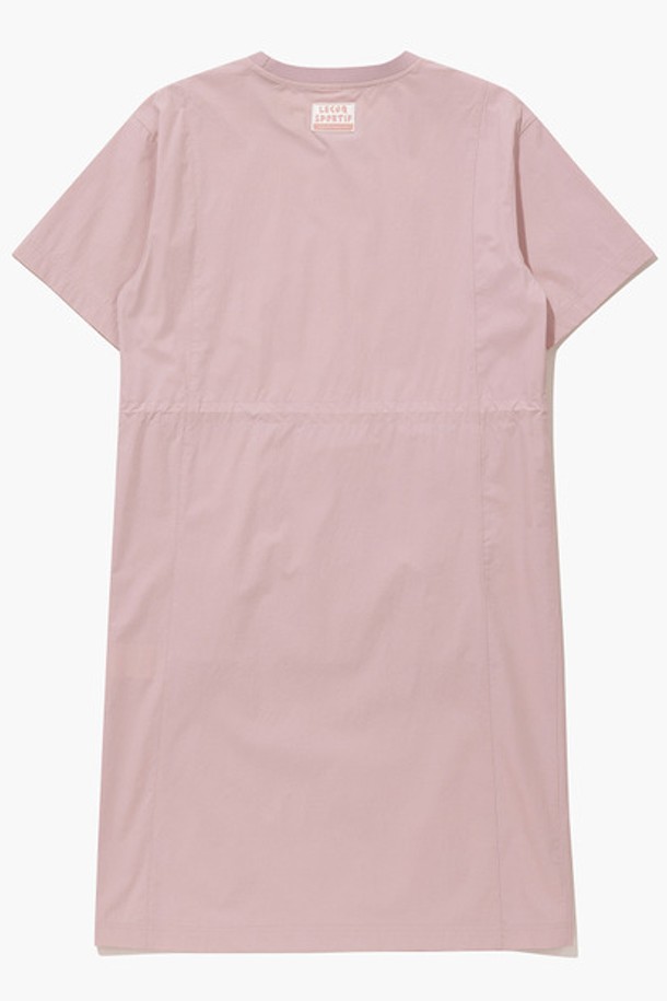 산뜻한 여름을 위한 여성 씬플렉스 레귤러핏 원피스 핑크(QQ222LOP52)입니다. 가볍고 시원한 나일론, 폴리에스터, 폴리우레탄 혼방 소재로 제작되어 얇고 시원한 촉감을 선사합니다. 라운드넥 반소매 디자인에 캐주얼 스타일로, 동네 마실룩이나 산책룩에 잘 어울립니다. 허리 스트링으로 2가지 스타일을 연출할 수 있으며, 발수, 방풍, 신축성 기능을 갖춰 활동성을 높였습니다. 미니멀한 디자인으로 어떤 스타일에도 쉽게 매치할 수 있습니다.
