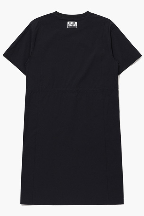 여성 씬플렉스 레귤러핏 원피스 - 블랙(QQ222LOP52)는 여름철 데일리웨어와 일상복으로 활용하기 좋은 원피스입니다. 얇은 두께감과 냉감 촉감의 나일론, 폴리우레탄, 폴리에스터 혼방 소재로 제작되어 시원하고 편안한 착용감을 선사합니다. 스포티, 캐주얼 스타일을 모두 연출할 수 있으며, 허리 스트링 디테일과 2way 연출 기능으로 다양한 스타일링이 가능합니다. 반소매 디자인과 무지 패턴으로 미니멀한 매력을 더했으며, 레귤러핏으로 편안하게 착용할 수 있습니다. 발수, 방풍, 신축성 기능으로 활동성을 높였습니다.
