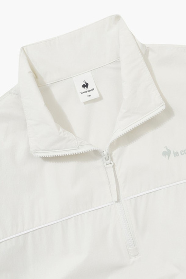 유니 씬플렉스 루즈핏 반팔 아노락 재킷 - 아이보리(QQ223LJK52)는 가볍고 시원한 착용감을 제공하는 남녀 공용 반소매 아노락입니다. 얇은 두께감과 냉감 촉감의 나일론, 폴리우레탄 혼방 소재로 제작되어 봄, 여름철 쾌적하게 착용 가능합니다. 루즈핏과 오버핏으로 편안한 활동성을 보장하며, 일상, 캐주얼, 여행룩, 산책룩 등 다양한 TPO에 활용하기 좋습니다. 아이보리, 카키, 블랙, 핑크 4가지 색상으로 출시되었으며, 스포티하고 미니멀한 스타일을 연출합니다. 스탠넥, 발수, 방풍, 경량 기능이 더해져 실용성을 높였습니다.
