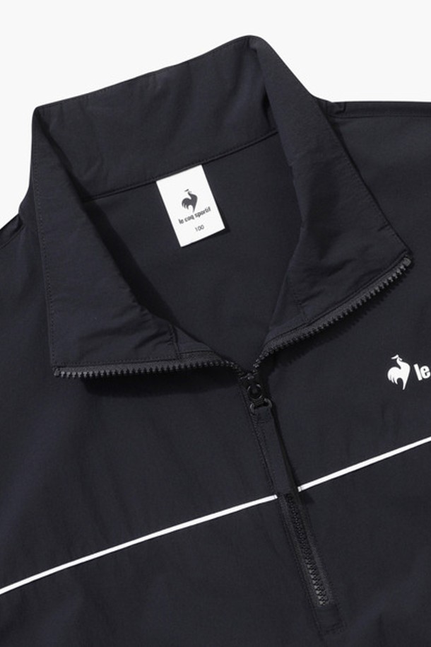 유니 씬플렉스 루즈핏 반팔 아노락 재킷 - 블랙(QQ223LJK52)은 캐주얼, 스포티한 스타일을 연출하기 좋은 아노락입니다. 얇고 가벼운 두께의 나일론, 폴리우레탄 혼방 소재로 제작되어 봄, 여름철에 시원하게 착용할 수 있습니다. 발수, 방풍 기능을 갖춰 변덕스러운 날씨에도 유용하며, 루즈핏과 오버핏으로 편안한 착용감을 선사합니다. 스탠넥 디자인, 파이핑 포인트, 밑단 스트링 디테일이 돋보이며, 일상, 캐주얼, 여행 등 다양한 TPO에 활용 가능합니다. 블랙, 아이보리, 카키, 핑크 등 다채로운 컬러 옵션으로 만나보세요.
