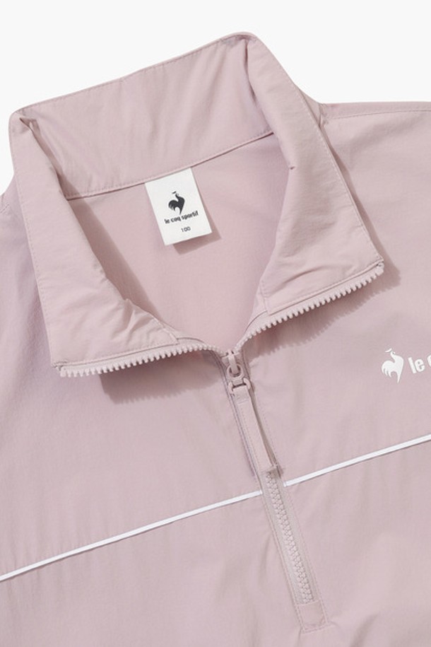 유니 씬플렉스 루즈핏 반팔 아노락 재킷 - 핑크(QQ223LJK52)는 편안하고 스타일리시한 룩을 연출해주는 아노락 재킷입니다. 핑크, 아이보리, 카키, 블랙 4가지 색상으로 출시되어 취향에 맞게 선택할 수 있으며, 일상과 스포츠 활동 모두에 적합합니다. 봄, 여름 시즌에 활용하기 좋은 얇은 두께감과 부드러운 촉감의 나일론, 폴리우레탄 혼방 소재로 제작되었습니다. 스탠드넥 디자인과 넥 지퍼 디테일, 밑단 스트링으로 실용성을 높였으며, 루즈핏과 오버핏으로 편안한 착용감을 선사합니다. 스포티, 캐주얼, 미니멀 스타일을 즐기는 분들께 추천하며, 동네 마실룩, 산책룩, 여행룩 등 다양한 TPO에 활용하기 좋습니다.
