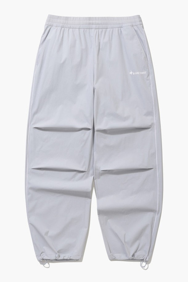 유니 씬플렉스 루즈핏 스트레이트 팬츠 - 그레이(QQ223LPT51)는 일상과 캐주얼 스타일에 적합한 남녀 공용 바지입니다. 얇고 부드러운 촉감의 나일론, 폴리우레탄 혼방 소재로 제작되어 사계절 내내 편안하게 착용할 수 있습니다. 루즈핏 스트레이트 디자인으로 편안함을 강조했으며, 밑단 스트링으로 조거와 스트레이트 2WAY 스타일을 연출할 수 있어 실용적입니다. 발수, 방풍, 냉감, 경량 기능과 우수한 신축성으로 활동성을 높였으며, 동네 마실룩, 산책룩, 여행룩 등 다양한 상황에 활용하기 좋습니다. 캐주얼, 스포티, 미니멀 스타일을 선호하는 분들께 추천합니다.
