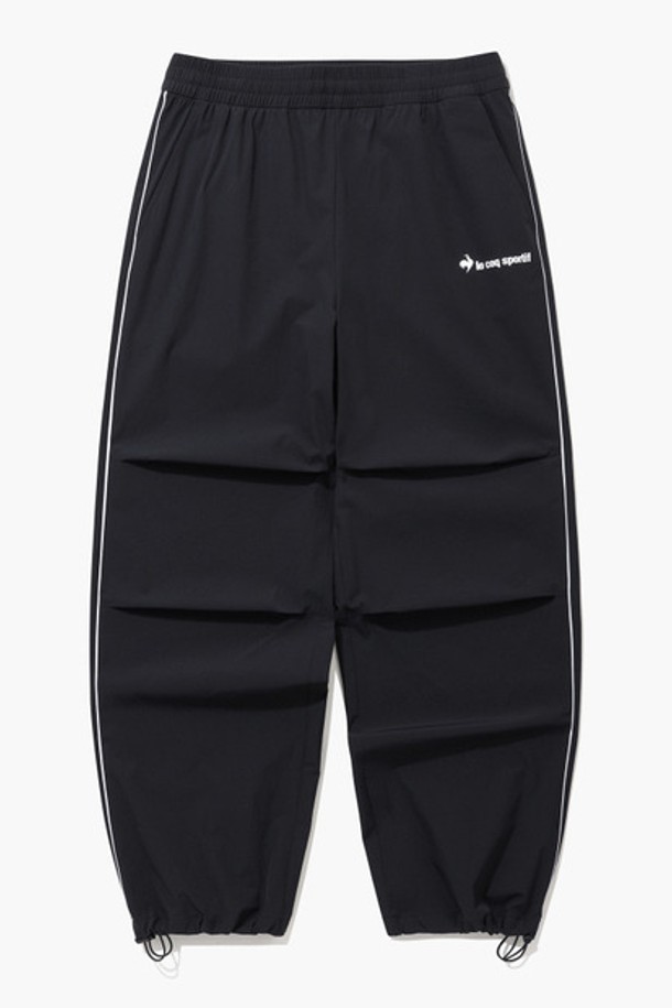 유니 씬플렉스 루즈핏 스트레이트 팬츠 - 블랙(QQ223LPT51)는 남녀 공용으로 착용 가능한 루즈 핏 스트레이트 팬츠입니다. 나일론과 폴리우레탄 혼방 소재로 제작되어 가볍고 부드러운 촉감을 제공하며, 뛰어난 신축성으로 편안한 착용감을 선사합니다. 발수, 방풍, 냉감, 경량 기능성을 갖춰 봄, 여름철 캐주얼 및 스포티 스타일 연출에 적합하며, 밑단 스트링으로 조거 팬츠 스타일을 함께 연출할 수 있습니다. 무지 디자인에 블랙과 그레이 컬러로 출시되어 미니멀한 스타일을 완성합니다.
