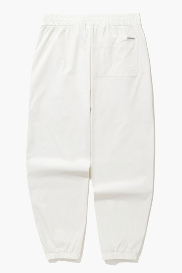 유니 씬플렉스 레귤러핏 조거 팬츠 - 아이보리(QQ223LPT52)는 남녀 공용으로 착용 가능한 조거 팬츠입니다. 봄, 여름 시즌에 적합하며, 일상생활에서 편안하게 입을 수 있습니다. 발수, 냉감, 신축성 기능을 갖춘 나일론과 폴리우레탄 혼방 소재로 제작되어 부드러운 촉감을 제공합니다. 레귤러핏과 조거핏의 조화로 활동성을 높였으며, 무릎 절개 라인 디테일과 하프 메쉬 안감, 비침 방지 기능이 특징입니다. 아이보리, 블랙, 카키 세 가지 색상으로 출시되어, 캐주얼, 스포티, 미니멀 스타일을 연출하기 좋습니다. 동네 마실룩, 여행룩, 산책룩에 활용해보세요.
