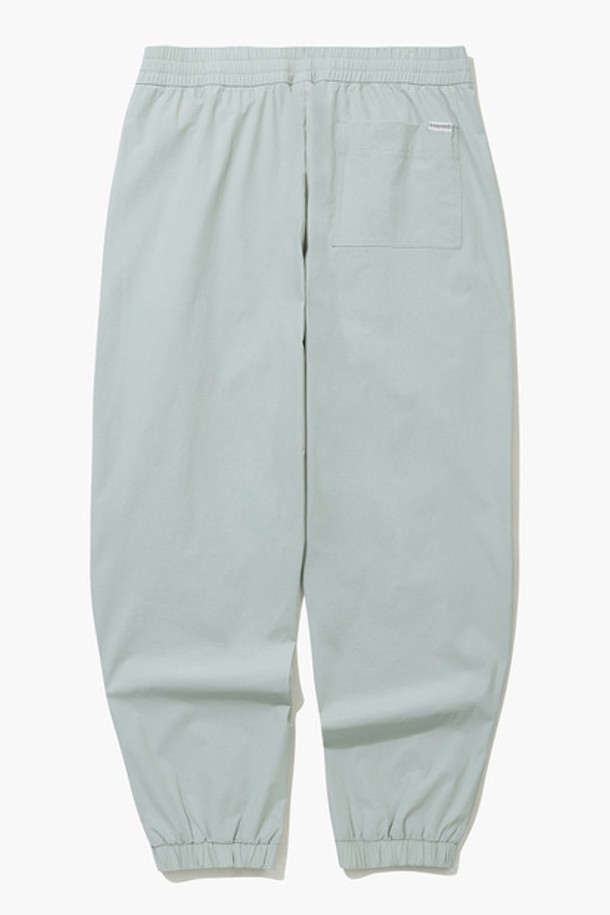 유니 씬플렉스 레귤러핏 조거 팬츠 - 카키(QQ223LPT52)는 일상과 캐주얼 스타일을 모두 만족시키는 남녀 공용 조거 팬츠입니다. 봄, 여름 시즌에 적합하며, 얇고 부드러운 촉감의 나일론, 폴리우레탄 혼방 소재로 제작되어 편안한 착용감을 선사합니다. 레귤러핏과 조거핏의 조화로 활동성을 높였으며, 무릎 절개 라인 디테일이 특징입니다. 방수, 방풍, 뛰어난 신축성까지 갖춰 여행룩, 산책룩 등 다양한 TPO에 활용 가능하며, 하프 메쉬 안감과 쿨터치 소재로 쾌적함을 유지합니다.
