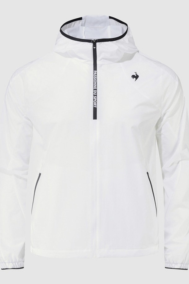 유니 르컴포트에어 레귤러핏 경량 재킷 - 화이트(QQ223EJK51)는 남녀 모두 착용 가능한 경량 자켓입니다. 봄, 여름 시즌에 적합하며, 얇고 부드러운 나일론 소재로 제작되어 뛰어난 착용감을 선사합니다. 레귤러 핏으로 편안함을 더하고, 집업 스타일과 후드, 소매 하단 밴드, 하단 스트링 조절 기능 등의 디테일로 실용성을 높였습니다. 방수, 통기성, 신축성까지 갖춰 러닝, 일상, 스포츠 활동에 두루 활용할 수 있으며, 스포티, 캐주얼, 미니멀 스타일을 연출하기 좋습니다. 등판 레이저 편직 디테일이 돋보이는 제품입니다.
