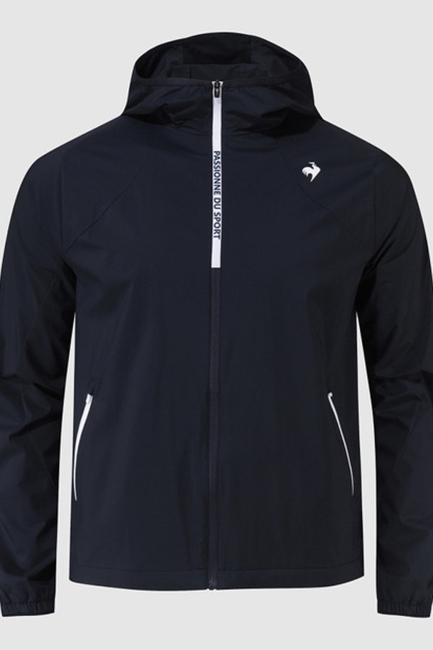 유니 르컴포트에어 레귤러핏 경량 재킷 - 네이비(QQ223EJK51)는 남녀 공용으로 착용 가능한, 가볍고 편안한 착용감을 제공하는 자켓입니다. 봄, 여름 시즌에 적합하며, 일상, 스포츠 활동은 물론 러닝룩, 여행룩, 산책룩 등 다양한 TPO에 활용할 수 있습니다. 네이비, 화이트, 블루 세 가지 색상으로 출시되었으며, 레귤러핏에 집업 스타일로 간편하게 착용 가능합니다. 초경량 나일론 소재로 제작되어 부드러운 촉감을 자랑하며, 신축성, 통기성, 생활 방수 기능과 후드, 소매 하단 밴드, 등판 레이저 편직, 하단 스트링 조절 등의 디테일을 더했습니다. 스포티, 캐주얼, 미니멀 스타일을 선호하는 고객에게 적합한 아이템입니다.
