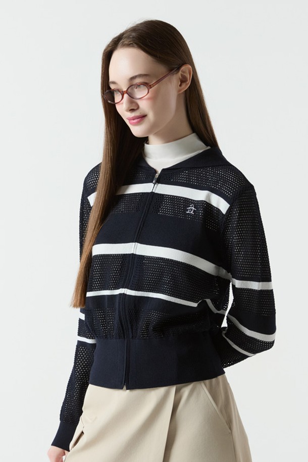 여성 스트라이프 오버핏 니트 후드 집업 다크네이비(MQ222LSJ41)는 캐주얼 무드의 스포티한 스타일을 연출하는 여성용 니트 후드 집업입니다. 다크네이비 및 아이보리 컬러의 스트라이프 패턴이 특징이며, 골프 및 일상생활에서 활용하기 좋습니다. 봄, 가을에 적합한 얇은 두께감과 부드러운 촉감의 폴리에스터, 면 혼방 소재로 제작되었습니다. 긴 소매와 레귤러 기장으로 편안한 착용감을 선사하며, 오버핏 디자인으로 트렌디함을 더했습니다. 집업 스타일의 후드 코트 타입으로, 다양한 스타일링에 활용하기 좋은 아이템입니다. 
