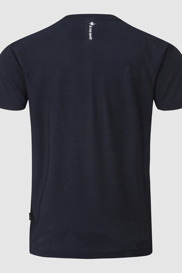 유니 자가드 하이브리드 소로나쿨 레귤러핏 반팔 티셔츠 - 네이비(QQ223ERS51)는 남녀 공용으로, 여름철 일상 및 스포츠 활동에 적합한 반팔 티셔츠입니다. 흡습속건, 냉감, 통기성, 신축성이 뛰어난 소로나쿨 기능성 소재를 사용하여 쾌적한 착용감을 제공하며, 등판 자카드 메쉬 디테일로 통기성을 높였습니다. 레귤러핏 디자인은 스포티, 미니멀, 캐주얼 스타일을 연출하며, 가슴 부분의 그래픽이 특징입니다. 피트니스룩, 러닝룩, 여름 바캉스룩 등 다양한 TPO에 활용 가능합니다. 네이비와 화이트블루 두 가지 색상으로 출시되었습니다.
