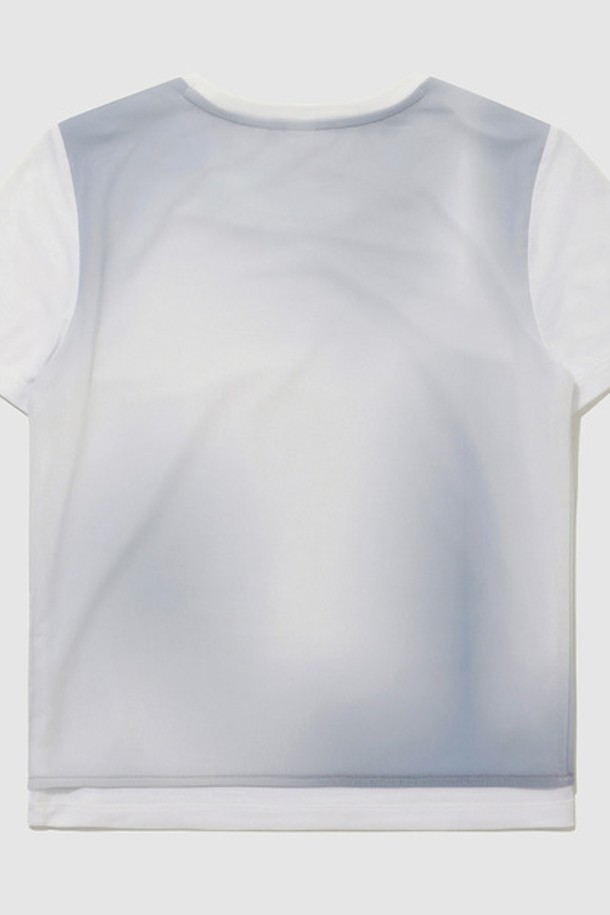 **여성 메쉬 레이어드 슬림핏 반팔 티셔츠 - 화이트(QQ212ORS41)**

부드러운 촉감의 레이온, 폴리에스터, 폴리우레탄 혼방 소재로 제작된 여성용 반팔 티셔츠입니다. 시원한 여름을 위한 얇은 두께와 속건, 쾌적성을 갖춘 기능성 제품입니다. 스포티하고 베이직한 스타일로 일상 및 스포츠 활동에 적합하며, 메쉬 레이어드 디자인과 세미 시스루, 슬럽 소재, 불륨감 있는 소재가 특징입니다. 라운드넥에 레귤러 기장으로, 스포티, 미니멀, 캐주얼 스타일을 연출할 수 있습니다. 동네 마실룩이나 여행룩으로 편안하게 착용하기 좋습니다.
