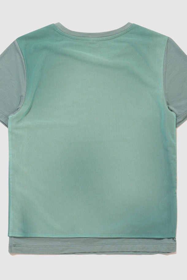 여성 메쉬 레이어드 슬림핏 반팔 티셔츠는 시원하고 편안한 여름을 위한 필수 아이템입니다. 부드러운 레이온, 폴리에스터, 폴리우레탄 혼방 소재로 제작되어 뛰어난 착용감을 선사하며, 얇은 두께감으로 통기성이 우수합니다. 민트 컬러와 반투명 메쉬 레이어드 디자인이 스포티하면서도 캐주얼한 스타일을 연출합니다. 라운드넥과 슬림핏으로 어떤 하의에도 잘 어울리며, 일상 및 스포츠 활동 모두에 적합합니다. 가볍고 시원한 이 티셔츠로 여름 스타일을 완성해보세요.
