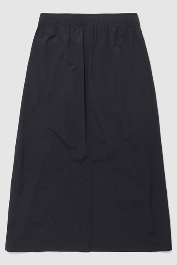 **여성 스트레치 경량 우븐 미디 스커트 - 블랙(QQ222OSK41)**는 가볍고 시원한 착용감을 선사하는 여성 미디 스커트입니다. 초경량 스트레치 우븐 소재로 제작되어 활동성이 뛰어나며, 생활 방수 기능을 갖춰 편안함을 더합니다. 루즈핏 디자인과 무지 & 주름 패턴, 시스루 효과가 어우러져 스포티하면서도 캐주얼한 스타일을 연출합니다. 여름철 휴가룩, 여행룩에 적합하며 QQ2220JK41 재킷과 셋업으로도 활용 가능합니다. 부드러운 촉감과 미디 기장으로 편안하게 즐길 수 있는 아이템입니다.
