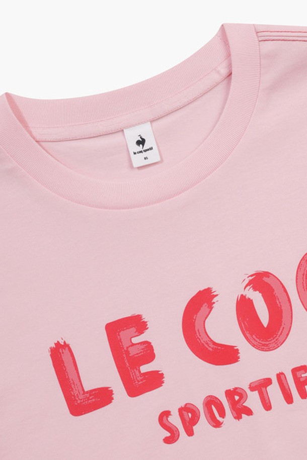 여성 크롭 루즈핏 반팔 티셔츠 - 핑크(QQ222LRS51)는 르꼬끄 브랜드 로고가 돋보이는 여성 티셔츠입니다. 면과 폴리에스터 혼방 소재로 제작되어 부드러운 촉감과 흡습, 속건 기능을 제공하여 여름철에도 쾌적하게 착용 가능합니다. 크롭 기장의 루즈핏 디자인으로 스포티하면서도 캐주얼한 스타일을 연출하며, 라운드넥과 반소매 디자인이 활동성을 더합니다. 일상, 스포츠 활동은 물론, 동네 마실룩, 피트니스룩, 여행룩 등 다양한 TPO에 활용하기 좋습니다. 핑크와 화이트 두 가지 컬러로 출시되어 미니멀한 스타일을 선호하는 분들께 추천합니다.
