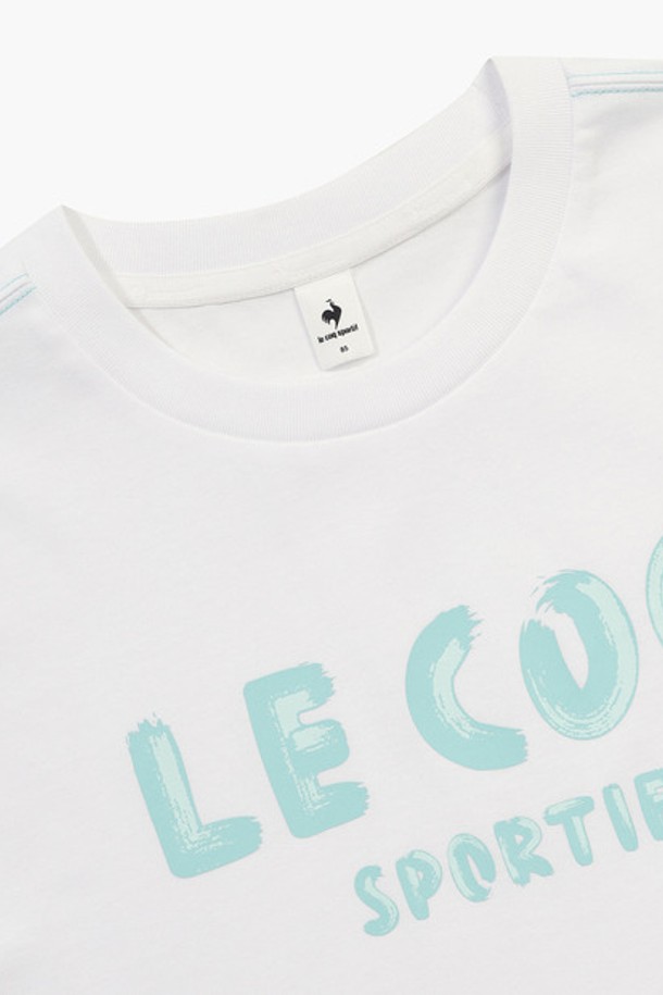 **여성 크롭 루즈핏 반팔 티셔츠 - 화이트(QQ222LRS51)**는 부드러운 면과 폴리에스터 혼방 소재로 제작되어 얇고 시원한 착용감을 선사합니다. 라운드넥에 루즈핏으로 편안함을 강조했으며, 여름철 일상복으로 활용하기 좋습니다. 화이트 컬러 바탕에 배색 로고가 포인트로 들어가 캐주얼하고 미니멀한 스타일을 연출합니다. 동네 마실룩이나 여행룩으로 가볍게 코디하기 좋으며, 스티치 디테일로 밋밋함을 덜었습니다. 크롭 기장으로 트렌디함을 더한 반소매 티셔츠입니다.
