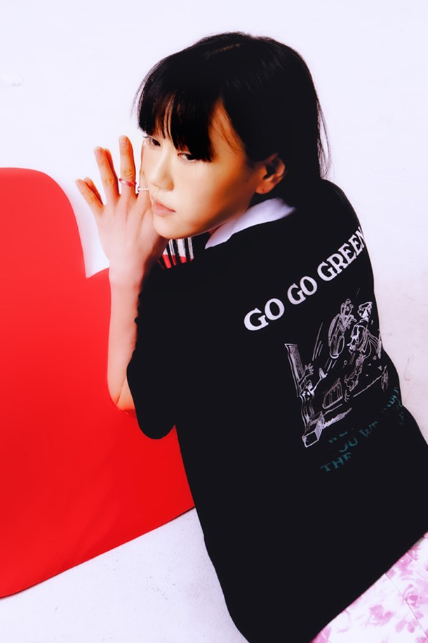 온라인 단독으로 선보이는 공용 피터보기 라운드 티셔츠 블랙(MQ121PTS32)입니다. 면과 폴리에스터 혼방 소재로 제작되어 부드러운 착용감과 쾌적함을 제공하며, 봄, 여름 시즌에 적합합니다. 라운드넥과 레귤러핏으로 디자인되어 편안한 활동성을 보장하며, 데일리룩은 물론 골프룩으로도 활용 가능합니다. 심플한 무지 디자인에 블랙, 다크그레이, 화이트 세 가지 색상으로 출시되어 다양한 스타일을 연출할 수 있습니다. 스포티하면서도 미니멀한 감각을 더해주는 아이템입니다.
