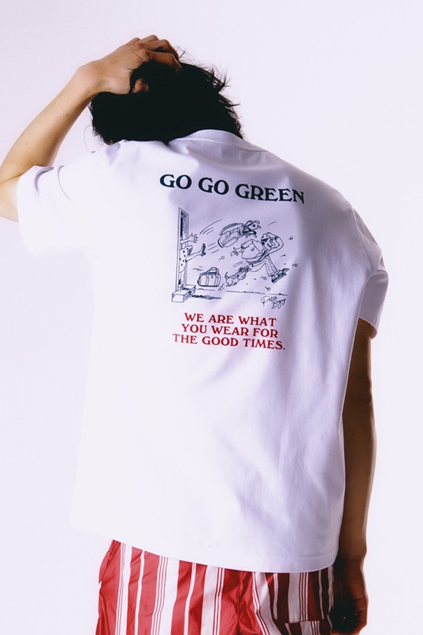 [온라인 단독] 공용 피터보기 라운드 티셔츠 화이트(MQ121PTS32)는 젊고 트렌디한 디자인의 라운드넥 반소매 티셔츠입니다. 면과 폴리에스터 혼방 소재로 제작되어 부드러운 촉감을 선사하며, 얇은 두께감으로 봄, 여름 시즌에 시원하게 착용하기 좋습니다. 레귤러핏으로 편안한 착용감을 제공하며, 캐주얼, 스포티, 미니멀 스타일을 모두 소화할 수 있습니다. 무지 디자인으로 다양한 하의와 매치하기 용이하며, 골프룩 또는 일상복으로 활용 가능합니다. 2025년 2월에 제조되었으며, 한국에서 생산되었습니다.
