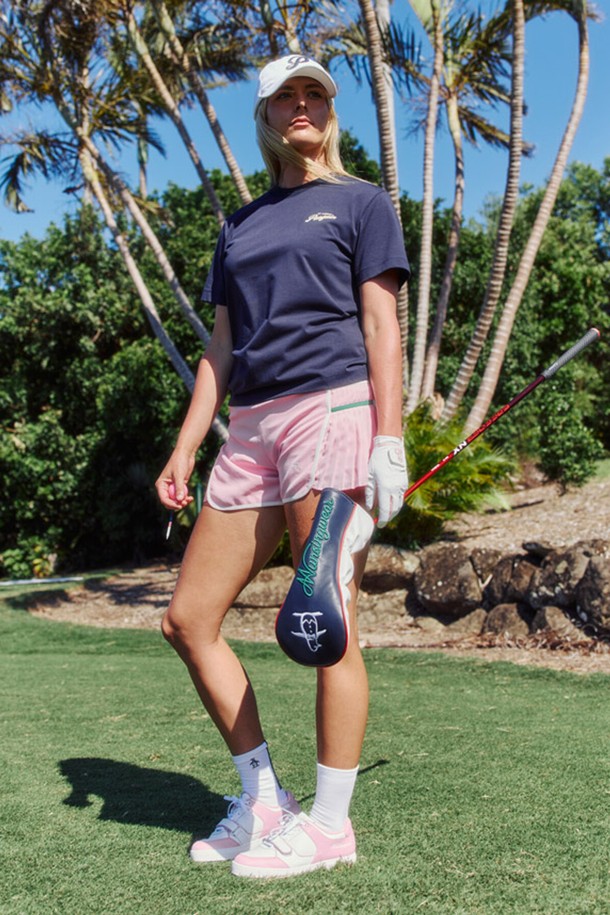 핑크 컬러의 여성 플리츠 숏팬츠(MQ222PSP42)입니다. 부드러운 촉감의 폴리에스터, 폴리우레탄 혼방 소재로 제작되었으며, 봄, 여름 시즌에 적합합니다. 스포티한 스타일의 레귤러핏 숏팬츠로, 플리츠 패턴과 사이드 라인 디테일이 특징입니다. 안감이 있어 비침 걱정 없이 편안하게 착용 가능하며, 밴딩 처리로 활동성을 높였습니다. 골프, 스포츠 활동은 물론, 휴가룩이나 여름 바캉스룩으로도 활용하기 좋습니다.
