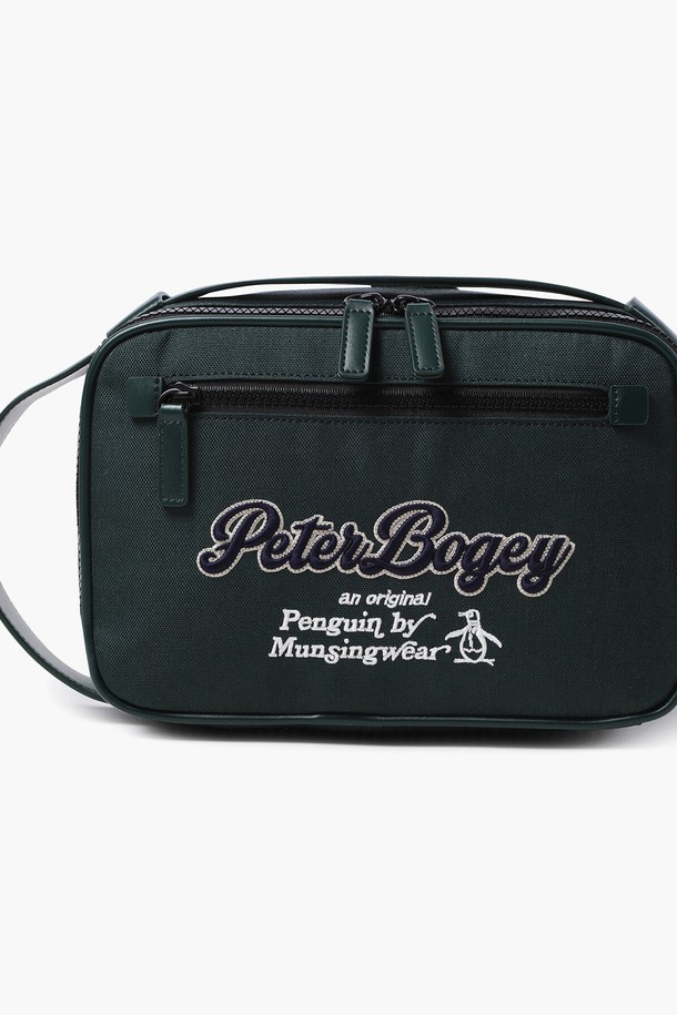 공용 피터보기 파우치백 딥그린(MQ121PBG21)은 골프룩에 어울리는 캐주얼, 미니멀, 스포티 스타일의 파우치백입니다. 딥그린 컬러의 폴리에스터, 나일론 혼방 소재로 제작되었으며, 미디엄 사이즈의 사각 형태에 캐릭터 패턴과 자수 디자인이 특징입니다. 이중 포켓 구조와 뒷면 티꽂이 3개, 더스트백을 포함하여 실용적인 수납 기능을 제공하며, 지퍼형 잠금 방식으로 내용물을 안전하게 보호합니다. 라운딩 시 유용하게 활용할 수 있는 투포켓 설계가 돋보이는 제품입니다.
