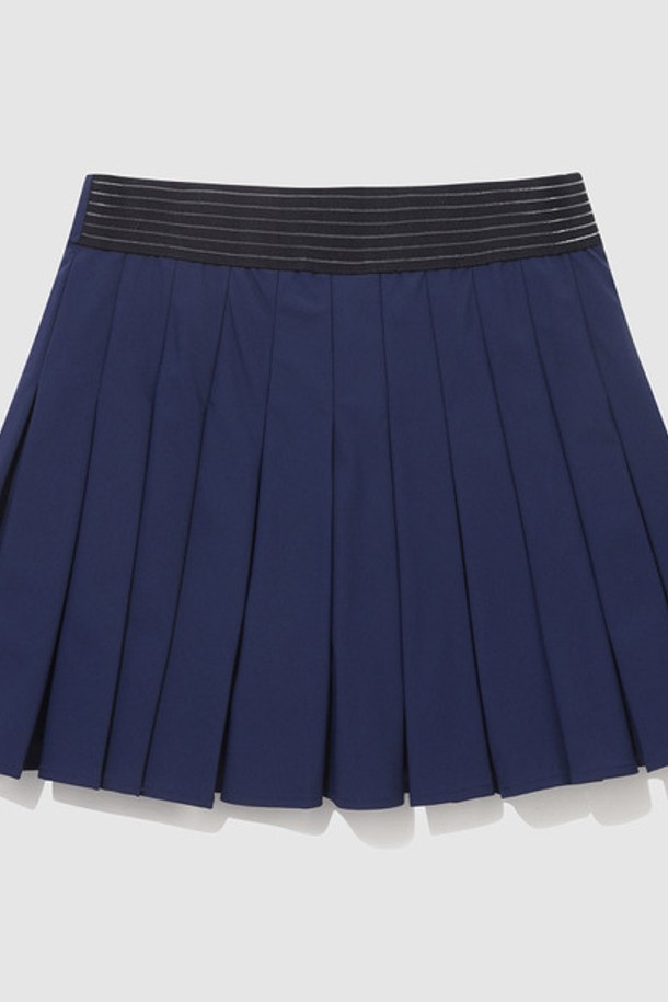 네이비 컬러의 여성 트리코트 플리츠 스커트(레깅스 내장)입니다. 스포티한 스타일의 A라인 플레어핏으로, 봄, 여름 시즌에 시원하게 착용할 수 있습니다. 얇고 부드러운 촉감의 나일론, 폴리우레탄, 폴리에스터 혼방 소재로 제작되었으며, 냉감 및 신축성 기능이 있습니다. 테니스 스커트 디자인에 레깅스 일체형으로 활동성을 높였으며, 메쉬 허리 밴딩과 포켓 디테일로 편의성을 더했습니다. 피트니스룩, 휴가룩, 캐주얼, 미니멀 스타일을 즐겨 입는 여성분들께 추천합니다.
