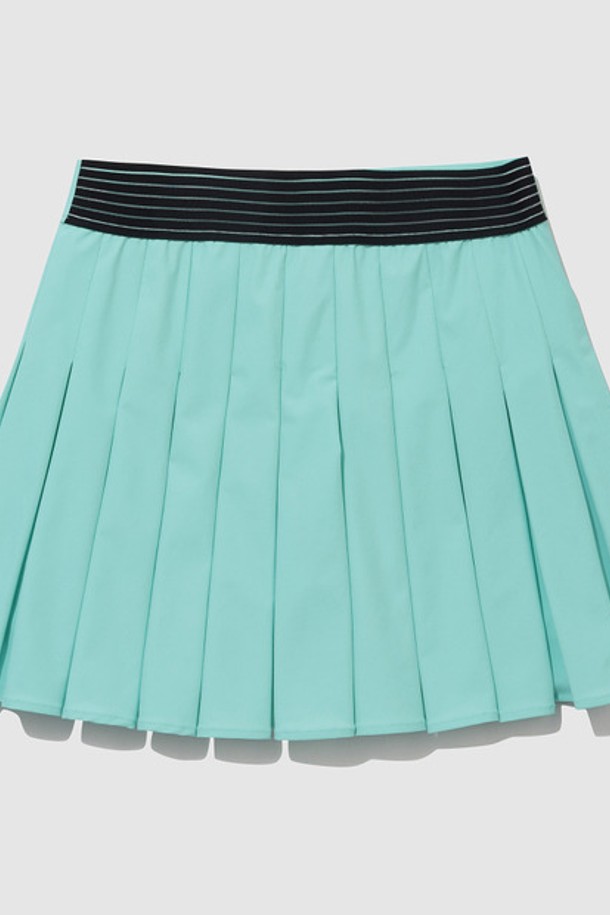 여성 트리코트 플리츠 스커트(레깅스 내장) - 민트(QQ222TSK5)는 여름철 스포츠 활동에 적합한 스포티한 스타일의 플리츠 스커트입니다. 시원한 민트 컬러에 A라인 플레어핏으로 활동성을 높였으며, 부드러운 촉감의 나일론, 폴리에스터, 폴리우레탄 혼방 소재로 제작되었습니다. 레깅스가 일체형으로 내장되어 편안함과 안정감을 제공하며, 메쉬 허리 밴딩과 주머니가 더해져 기능성을 더했습니다. 가볍고 얇은 두께로 제작되어 피트니스룩, 휴가룩, 여행룩 등 다양한 TPO에 활용 가능합니다.

