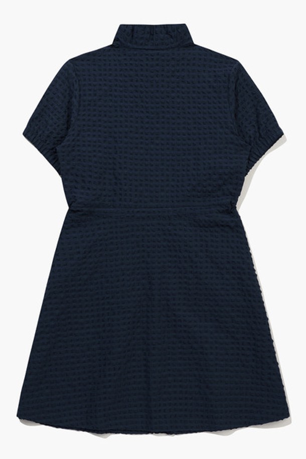 네이비 컬러의 여성 크링클 시어서커 풀집 반팔 원피스(QQ222OOP51)입니다. 시원한 여름을 위한 얇은 두께의 폴리에스테르 소재로 제작되었으며, 가볍고 통기성이 뛰어나 스포츠 활동은 물론 일상에서도 편안하게 착용할 수 있습니다. 스탠드넥 디자인과 루즈핏으로 캐주얼하면서도 스포티한 무드를 연출하며, 허리 스트링으로 핏을 조절하여 다양한 스타일을 낼 수 있습니다. 지퍼 여밈과 무릎 위 기장으로 활동성을 높였으며, 2-WAY 착용이 가능하여 휴가룩이나 여행룩에 활용하기 좋습니다. 시어서커 패턴이 시원한 느낌을 더하는 반소매 원피스입니다.
