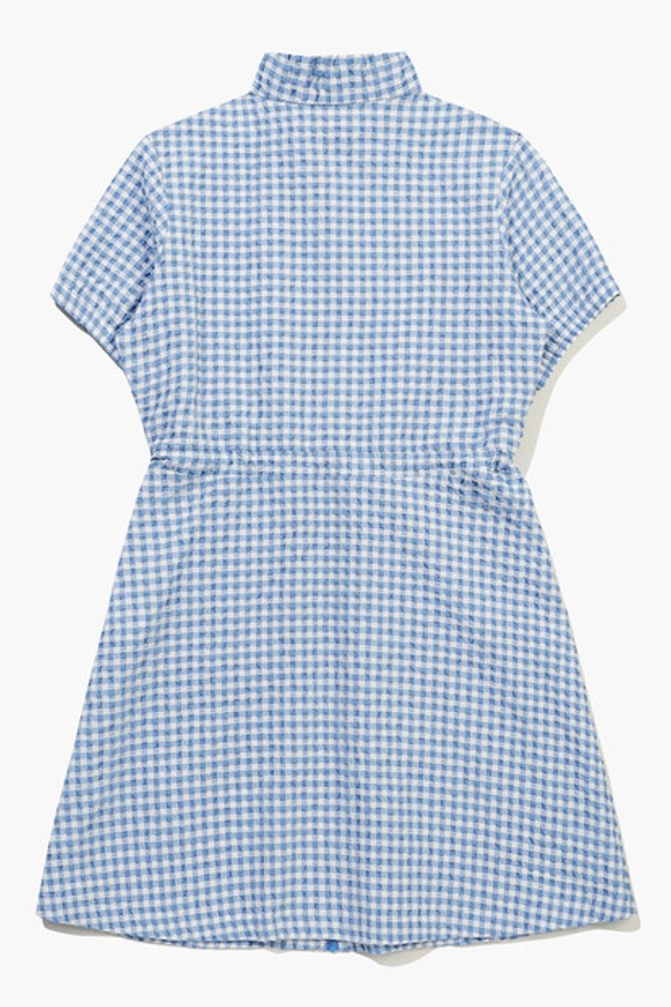 **여성 크링클 시어서커 풀집 반팔 원피스 - 블루(QQ222OOP51)**

시원한 라이트 블루 및 네이비 컬러의 여성용 크링클 시어서커 풀집 반팔 원피스입니다. 가볍고 통기성이 좋은 폴리에스테르 소재로 제작되어 여름철에도 쾌적하게 착용 가능하며, 요철감 있는 촉감과 A라인 치마 디자인으로 편안한 착용감을 선사합니다. 캐주얼, 스포티 스타일을 연출하기 좋으며, 허리 스트링 조절로 다양한 핏을 연출할 수 있습니다. 스탠넥과 무릎 위 기장으로 세련된 느낌을 더하며, 집업 여밈 방식과 2WAY 착용 기능으로 실용성을 높였습니다. 동네 마실룩, 여행룩, 휴가룩 등 다양한 TPO에 활용하기 좋습니다.
