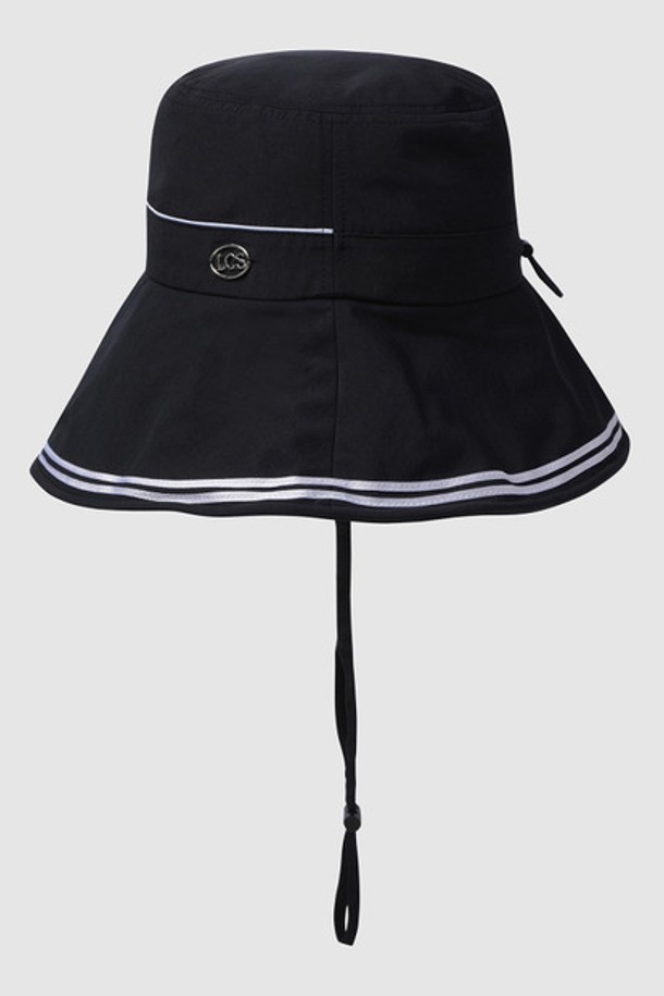 여성 와이드 버킷햇 - 블랙(QQ222WCP42)은 캐주얼, 미니멀, 리조트 스타일을 아우르는 모자입니다. 나일론 소재로 제작되어 봄, 여름 시즌에 착용하기 좋으며, 여행룩, 휴가룩에 잘 어울립니다. 와이드 챙 디자인과 메달 로고, 배색 포인트, 와이어 챙, 스토퍼 등의 디자인 장식이 특징입니다. 앞뒤 언밸런스 챙 디자인과 후면 스토퍼를 통해 사이즈 조절 및 챙 조절이 가능합니다. 블랙, 버터, 라벤더 세 가지 색상으로 출시되었습니다.
