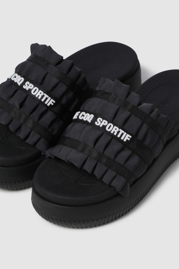 러플 슬라이드 - 블랙(QQ222LSD41)는 여름철 여성의 스타일을 완성해 줄 샌들입니다. 블랙과 핑크 두 가지 색상으로 출시되었으며, 일상 및 캐주얼 룩에 잘 어울립니다. 폴리에스터와 나일론 소재의 러플 디테일이 여성스러운 분위기를 더하며, 4.5cm 높이의 플랫폼 굽이 편안함과 스타일리시함을 동시에 선사합니다. 데이트룩이나 휴가룩에 매치하여 걸리시, 캐주얼, 로맨틱한 스타일을 연출해보세요.
