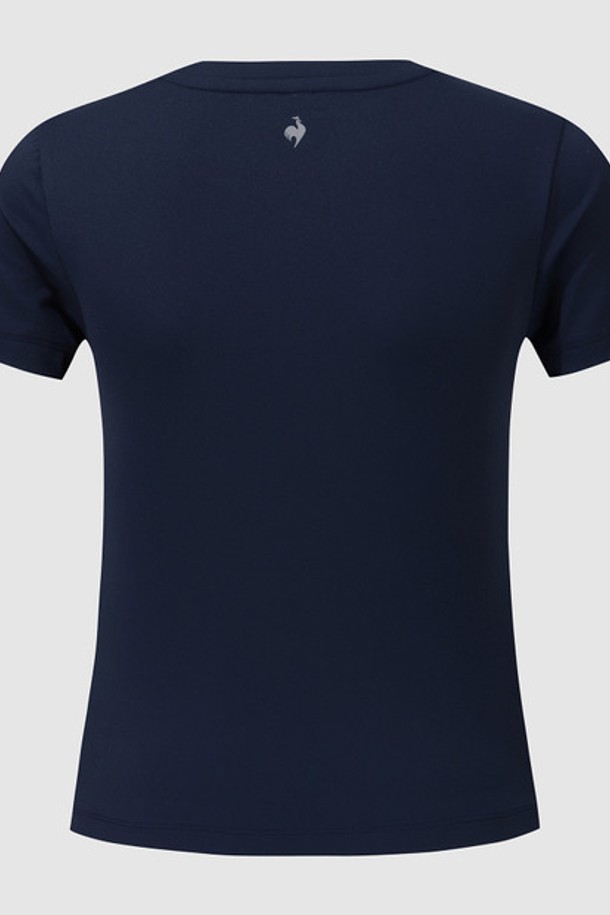 여성용 캡 내장 슬림핏 반팔 티셔츠 - 네이비(QQ222ERS42)입니다. 부드러운 촉감의 나일론, 폴리우레탄 혼방 소재로 제작되어 여름철 일상 또는 운동 시 편안하게 착용할 수 있습니다. 슬림핏 디자인에 얇은 두께감으로 시원하며, 라운드 넥과 반소매 기장으로 깔끔한 스타일을 연출합니다. 캡이 내장되어 있어 활동성을 높였으며, 스포티, 베이직한 무드를 동시에 느낄 수 있습니다. 무지 디자인의 네이비, 버터 두 가지 컬러로 만나보세요.
