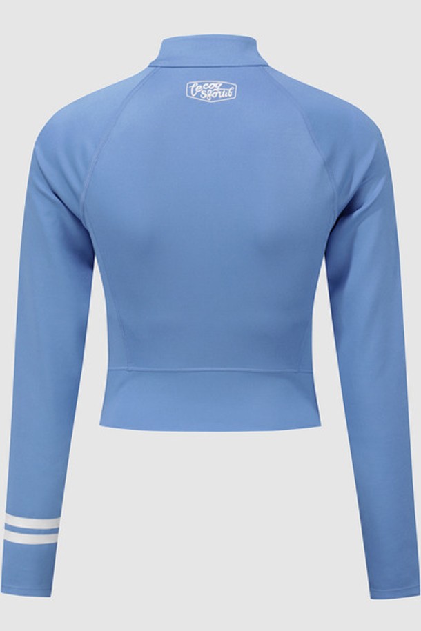 여성 워터 캡내장 슬림핏 래쉬가드 - 블루(QQ222SFZ65)는 여름철 수영과 스포츠 활동에 적합한 스포티 스타일의 래쉬가드입니다. 얇고 부드러운 촉감의 폴리에스터, 폴리우레탄, 나일론 혼방 소재로 제작되어 뛰어난 신축성과 속건, 냉감 기능을 제공합니다. 라운드 넥, 긴소매 디자인에 캡이 내장되어 편안함을 더하며, UV 차단 기능으로 자외선으로부터 피부를 보호합니다. 슬림핏으로 제작되어 활동성을 높였으며, 휴가룩과 여름 바캉스룩 연출에 제격입니다.
