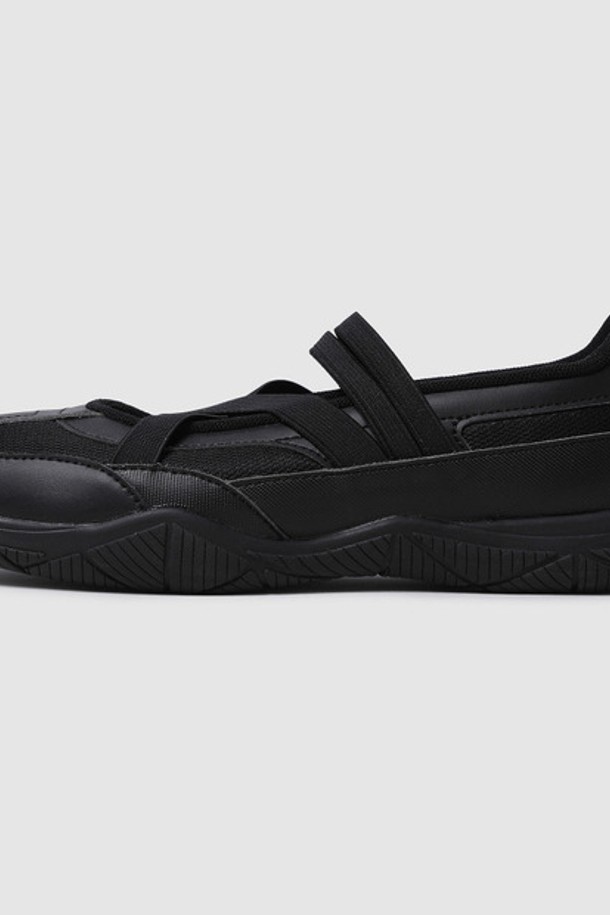 라플리에 메리제인 - 블랙(QQ222LSN62)은 여성들을 위한 메리제인 슈즈입니다. 라운드 앞코와 4cm 로우힐 굽이 특징이며, 봄, 여름, 가을 계절에 착용하기 좋습니다. 블랙과 핑크 두 가지 색상으로 출시되었으며, 합성가죽과 폴리에스터 소재를 사용하여 제작되었습니다. 발레슈즈 무드의 디자인에 밴드형 여밈, 무지 패턴, 삼각 디테일, 고무 아웃솔, 폴리에스터 안감, 그리고 착화감을 향상시킨 디자인이 특징입니다. 데이트룩, 카페룩, 동네 마실룩 등 다양한 TPO에 걸리시, 미니멀, 클래식 스타일로 연출하기 좋습니다.
