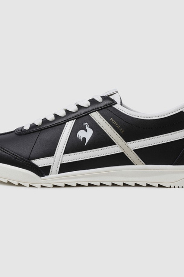 포폴라 클래식 프리미엄 V2 - 블랙(QQ323LSN73)은 여성들을 위한 캐주얼 슈즈입니다. 블랙과 베이지 두 가지 색상으로 출시되었으며, 사계절 내내 착용할 수 있습니다. 라운드 앞코 디자인에 천연가죽, 합성가죽, 파일론, 합성고무 등 다양한 소재를 사용하여 제작되었습니다. 굽 높이는 2.5cm이며 플랫 타입으로 편안한 착용감을 제공합니다. BBR 라인 측면 적용과 에펠탑 형상화 디자인, 로고 패턴이 특징이며, 경량성과 구조성 강화 기능을 갖춘 부드러운 착화감의 클래식 스니커즈입니다. 일상, 캐주얼, 산책룩, 여행룩, 미니멀 스타일 연출에 적합합니다.
