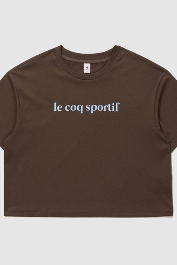 부드러운 면과 폴리에스터 혼방 소재로 제작된 여성용 에슬레저 루즈핏 크롭 반팔 티셔츠입니다. 브라운 컬러에 스포티한 무드를 더하는 로고 패턴과 레터링 디테일이 돋보이며, 봄/여름 시즌에 편안하고 스타일리시하게 착용하기 좋습니다. 라운드넥 디자인과 얇은 두께감으로 활동성을 높였으며, 캐주얼한 일상복으로도 활용하기 좋습니다.
