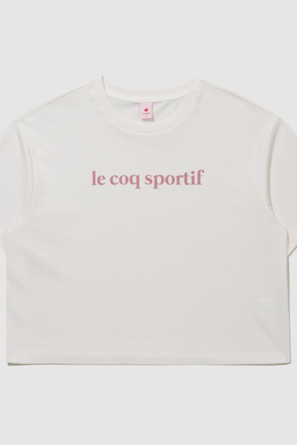 아이보리 컬러의 여성 에슬레저 루즈핏 크롭 반팔 티셔츠입니다. 면과 폴리에스터 혼방 소재로 제작되어 부드러운 촉감과 속건 기능을 갖췄으며, 여름철에도 쾌적하게 착용할 수 있습니다. 스포티하고 캐주얼한 무드의 레터링 디자인과 얇은 두께감, 크롭 기장으로 스타일리시함을 더했습니다.
