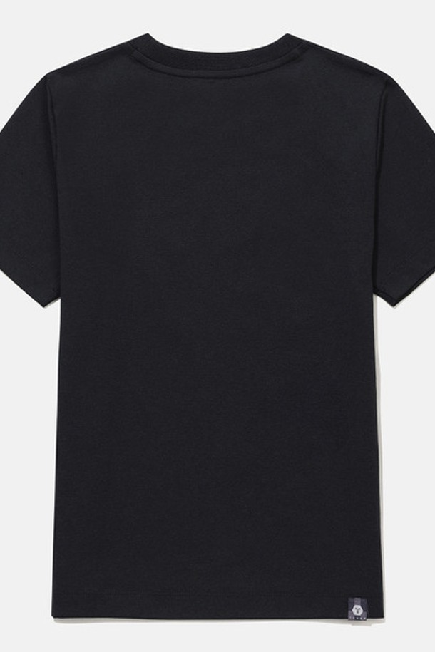 영애슬릿 터프 반팔 티셔츠 블랙(SQ32JUTS71)은 유아동을 위한 여름용 반팔 티셔츠입니다. TOUGH 원단을 사용하여 흡습, 속건, UV 차단 기능을 갖췄으며, Prime Flex 하이스트레치 원사 기술로 신축성과 경량성을 더했습니다. 레귤러핏 라운드넥 크롭 스타일로, 블랙, 아이보리 화이트, 핫핑크 세 가지 색상으로 출시되었습니다.
