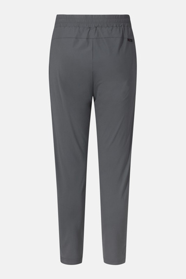 시원한 착용감의 남녀 공용 트레이닝 팬츠입니다. 차콜 그레이 컬러의 슬림핏과 레귤러핏으로, 여름철 스포츠, 피트니스 활동은 물론 일상복으로도 활용 가능합니다. 나일론과 폴리우레탄 혼방 소재로 제작되어 부드러운 촉감과 뛰어난 신축성을 제공하며, 냉감 기능으로 쾌적함을 유지해줍니다. 양쪽 지퍼 포켓과 허리 조절 스트링, 내부 밴드 스트링으로 편의성을 높였습니다.
