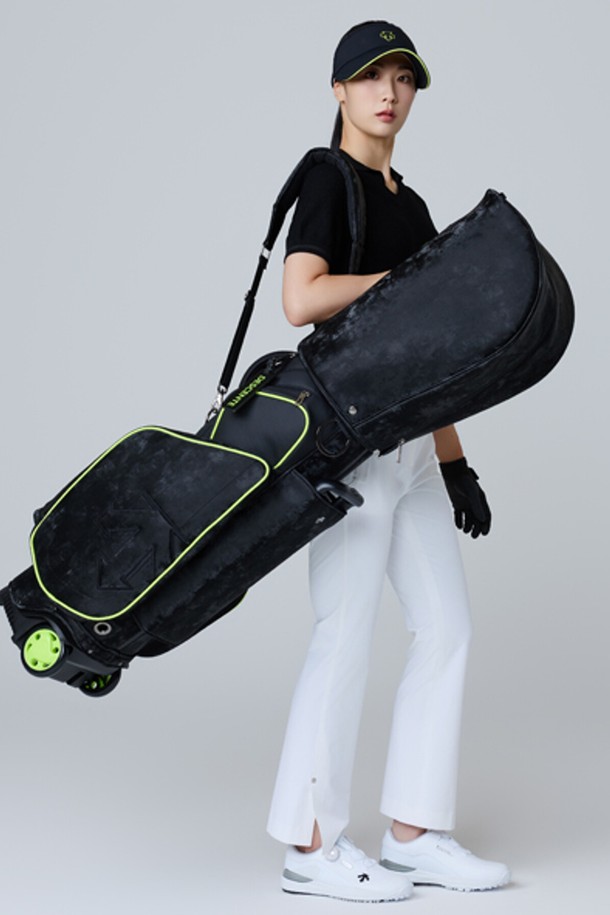 여성 골퍼를 위한 실용적인 홀인원 휠 캐디백 (DQ32WFCB71)입니다. 튼튼한 폴리우레탄과 폴리에스터 소재로 제작되었으며, 라지 사이즈에 2휠을 장착하여 이동 편의성을 높였습니다. 블랙&골드(BLKG)와 실버(SLVG) 두 가지 색상으로 출시되었으며, 다수의 포켓과 지퍼형 잠금 방식으로 수납력을 강화했습니다.
