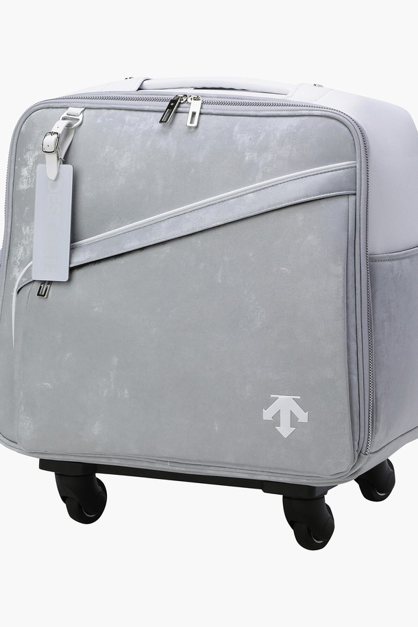 여성 골프 및 여행을 위한 휠 보스턴백(DQ32WFBO71)입니다. 폴리우레탄과 폴리에스터 소재로 제작되어 튼튼하며, 블랙&골드(BLKG)와 실버(SLVG) 색상으로 출시되었습니다. 라지 사이즈로 넉넉한 수납공간을 제공하며, 무지 디자인에 휠 장식으로 포인트를 더했습니다. 4개의 바퀴와 손잡이가 있어 이동이 편리하며, 골프화 전용 분리 포켓과 수납이 용이한 디자인으로 실용성을 높였습니다. 클래식, 미니멀, 스포티한 스타일의 골프룩과 여행룩에 잘 어울립니다.
