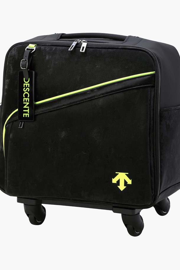 여성 홀인원팩 휠 보스턴백 (DQ32WFBO71)은 골프 및 여행에 적합한 라지 사이즈 가방입니다. 폴리우레탄과 폴리에스터 소재로 제작되어 튼튼하며, 블랙&골드 (BLKG)와 실버 (SLVG) 두 가지 컬러로 제공됩니다. 4개의 바퀴가 장착되어 이동이 편리하며, 골프화 전용 분리 포켓과 손잡이가 있어 실용성을 높였습니다. 무지 패턴의 사각 디자인에, 클래식과 미니멀 스타일을 선호하는 여성에게 적합합니다. 지퍼형 잠금 방식으로 내용물을 안전하게 보관할 수 있는 다용도 보스턴백입니다.
