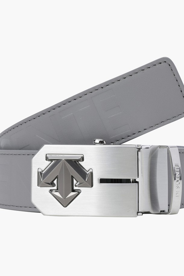 남성 골프룩에 어울리는 '남성 볼마커 반자동 벨트 (DQ32MFBT72)'입니다. 클래식하고 미니멀한 디자인으로, BLKG, GRYG 두 가지 색상으로 제공됩니다. 벨트 폭은 3.5cm, 총 길이는 110cm이며, 버클 여밈 방식으로 제작되었습니다. 반자동 볼마커 세트가 포함되어 있어 편리하며, 볼마커는 단독으로 휴대할 수 있습니다. 추가 볼마커는 별도로 구매 가능합니다.
