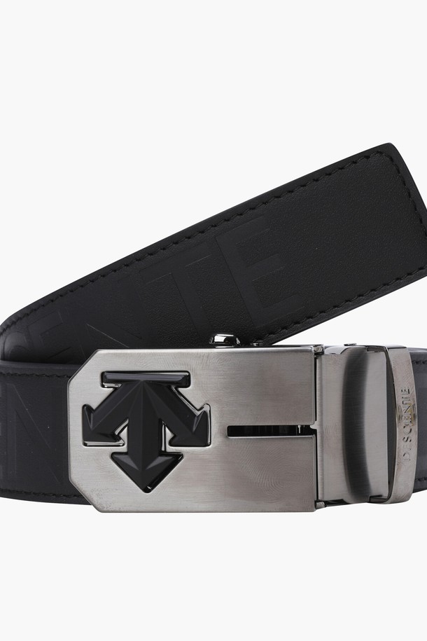 남성 골프룩을 위한 클래식 & 미니멀 스타일의 볼마커 반자동 벨트입니다. BLKG(블랙그레이), GRYG(그레이) 두 가지 색상으로 제공되며, 폭 3.5cm, 총길이 110cm입니다. 반자동 버클 방식으로 편안하게 착용 가능하며, 볼마커를 탈부착할 수 있어 실용적입니다. 벨트 1개로 구성되어 있으며, 추가 볼마커는 별도 구매하여 사용할 수 있습니다. 볼마커를 단독으로 휴대하고 사용할 수도 있습니다.
