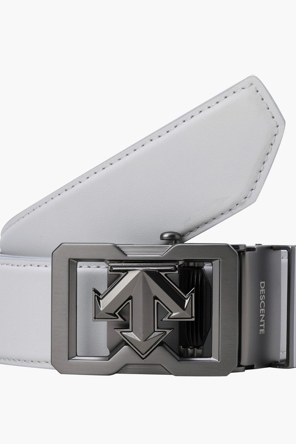 남성 기본 반자동 벨트 (DQ32MFBT71)는 골프룩 및 비즈니스 캐주얼에 잘 어울리는 클래식하고 미니멀한 디자인의 벨트입니다. 프리미엄 천연 소가죽과 합성가죽을 사용하여 제작되었으며, 무지 패턴에 버클 디자인으로 포인트를 더했습니다. 반자동 여밈 방식으로 편리하게 착용 가능하며, 폭 4cm, 총길이 110cm(버클 포함)로 제작되었습니다. BLKG, BWTG, LGYG 세 가지 색상으로 출시되어 다양한 스타일 연출이 가능합니다.
