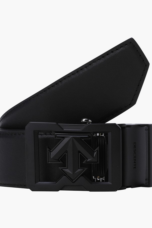 데상트골프 남성 기본 반자동 벨트 (DQ32MFBT71)는 프리미엄 천연 소가죽과 합성가죽을 사용하여 제작되었습니다. 골프룩, 클래식, 미니멀 스타일을 추구하는 남성을 위한 시그니처 아이템으로, 무지 디자인에 반자동 버클 장식이 특징입니다. BLKG, BWTG, LGYG 세 가지 색상으로 제공되며, 버클 여밈 방식으로 간편하게 착용 가능합니다. 필드 위에서 당신의 스타일을 완성해 줄 데상트골프 벨트를 만나보세요.
