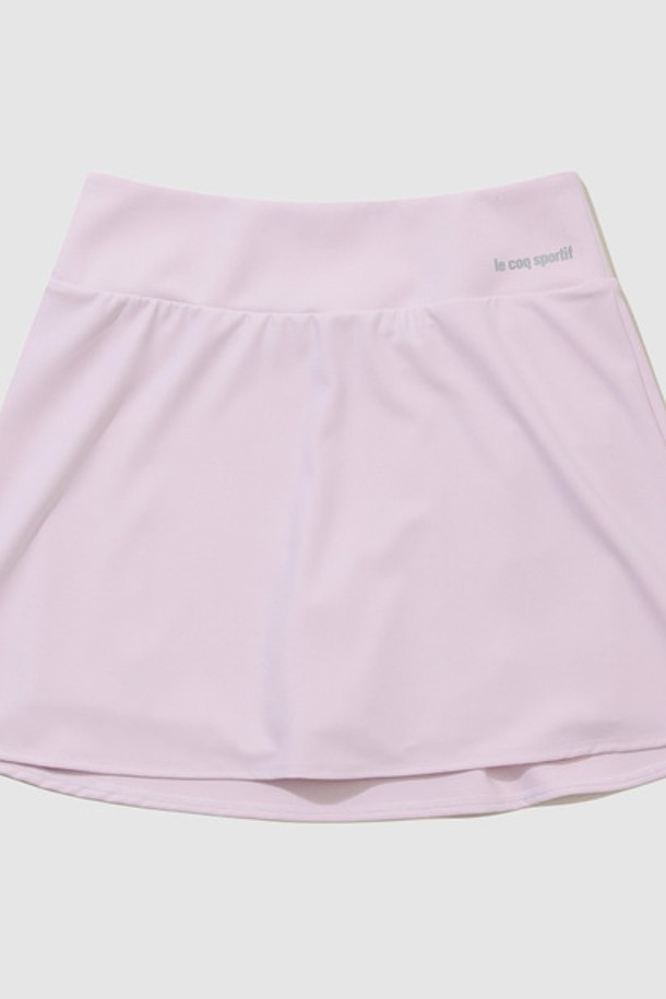 여성 플레어핏 나일론스판 이너팬츠 숏 스커트 (핑크 QQ322OSK72)는 스포츠 활동과 일상에서 모두 활용 가능한 숏 스커트입니다. 부드럽고 시원한 촉감의 하이게이지 인터록 소재와 고밀도 나일론, 폴리우레탄, 폴리에스터 혼방으로 제작되어 슬림핏과 체형 커버 기능을 제공합니다. 이너팬츠가 내장되어 활동성을 높였으며, 이너팬츠 볼 포켓과 비침 방지 기능으로 편안함과 실용성을 더했습니다.
