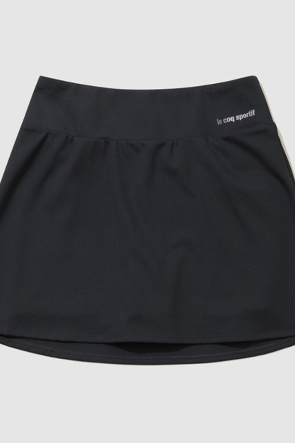 여성 플레어핏 나일론스판 이너팬츠 숏 스커트(블랙)입니다. 얇고 부드러운 촉감의 나일론, 폴리우레탄, 폴리에스터 혼방 소재로 제작되었으며, 슬림핏에 신축성과 경량성을 갖춰 편안한 착용감을 선사합니다. 스포티하고 베이직한 스타일로, 이너팬츠 내장 및 볼 포켓, 체형 커버 기능, 고밀도 소재 사용으로 비침 걱정 없이 스포츠 활동과 일상에서 활용하기 좋습니다.
