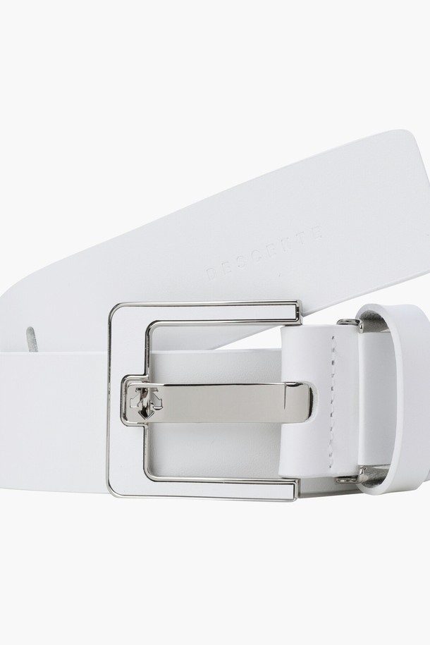 여성 골프룩에 완벽하게 어울리는 심플 벨트 (DQ32WFBT72)입니다. 부드러운 터치감의 천연 소가죽 소재로 제작되어 편안한 착용감을 선사하며, 클래식하고 미니멀한 디자인으로 다양한 스타일에 매치하기 좋습니다. 폭 3cm, 총길이 100cm의 비조 벨트로, 버클 여밈 방식입니다. 화이트와 블랙 두 가지 색상으로 출시되어 취향에 따라 선택할 수 있습니다. 골프 라운딩 시 세련된 스타일을 연출해보세요.
