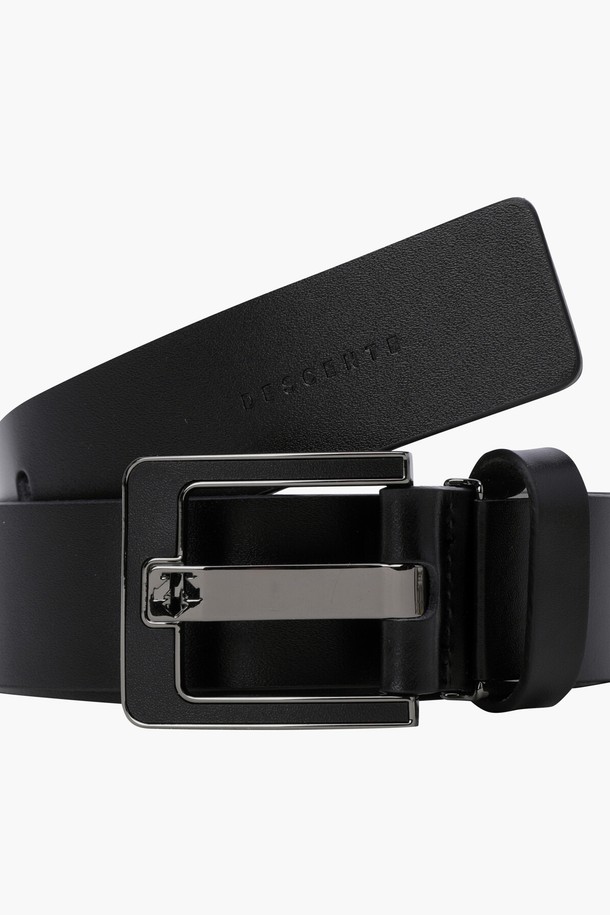 여성 심플 벨트 (DQ32WFBT72)는 부드러운 천연 소가죽 소재로 제작되어 유연한 터치감을 선사합니다. 화이트, 블랙 두 가지 색상으로 출시되어 다양한 골프룩에 코디하기 용이합니다. 심플한 디자인과 무지 패턴으로 클래식하고 미니멀한 스타일을 연출하며, 버클 여밈 방식으로 간편하게 착용할 수 있습니다. 벨트 사이즈 조절이 가능하여 편안한 착용감을 제공하며, 골프 활동 시 스타일리시함을 더해줍니다.
