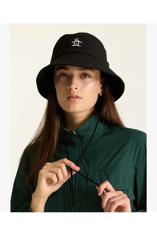 여성 시그니처 버킷햇 블랙(MQ322LCP71)은 미니멀, 클래식, 캐주얼 스타일을 추구하는 여성들을 위한 모자입니다. 골프, 일상에서 두루 활용 가능하며, 봄, 여름, 가을 계절에 착용하기 좋습니다. 블랙, 라이트베이지, 화이트 3가지 색상으로 출시되었습니다. 챙 길이는 7cm이며, 폴리에스터, 레이온, 스판덱스, 나일론 혼방 소재로 제작되었습니다. 머리둘레는 56cm이며, 사이즈 조절이 가능한 리본 장식이 특징인 시그니처 라인 버킷햇입니다.
