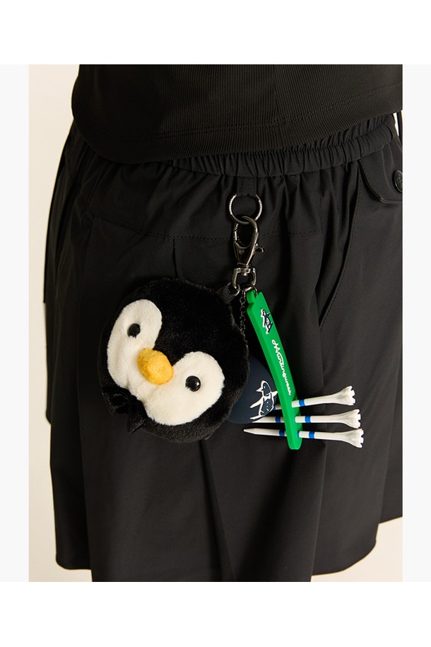 골프 라운딩 필수품을 한 번에, 공용 라운딩 키트입니다. 그린 색상으로, 미니멀하고 스포티한 골프룩에 잘 어울립니다. 폴리에스터와 실리콘 소재로 제작되어 내구성이 뛰어나며, 키링 타입 디자인으로 연결 고리에 쉽게 부착할 수 있습니다. 볼타올, 볼케이스, 티홀더 3가지 필수 아이템을 모두 수납 가능하며, 컴팩트한 스몰 사이즈의 사각 디자인으로 실용적입니다. 사이즈 조절 및 접이식 기능으로 편리하게 사용하세요.
